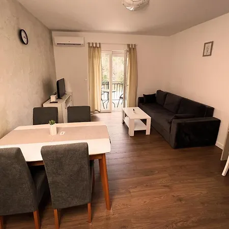 Apartment Goran 2 *